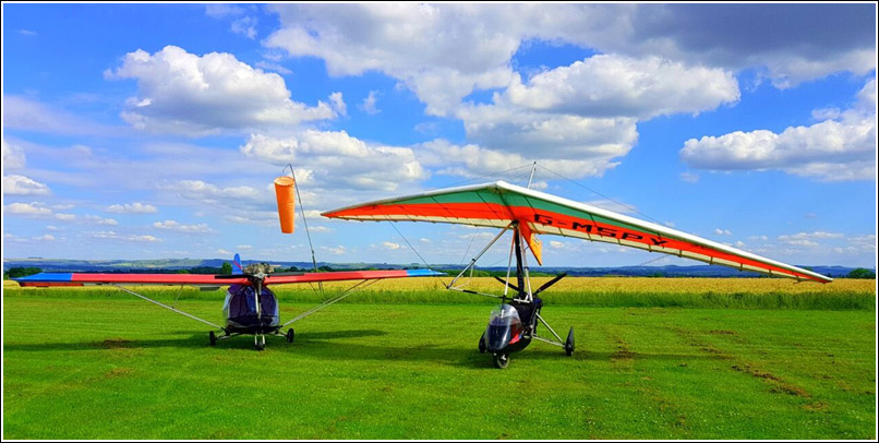Fixed wing microlight(left) & flexwing microlight(right)